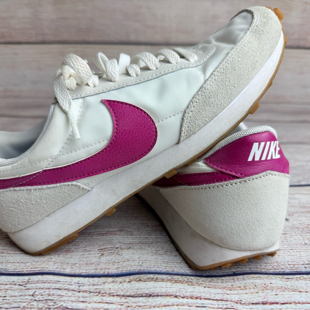 Nike Women’s Daybreak White & Pink Sneakers Size 8